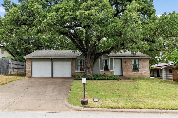 4803 French Wood Drive,  Arlington,  TX 76016