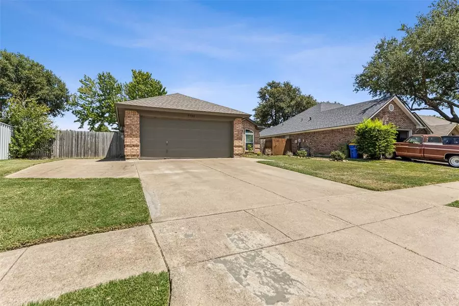 7732 Prairie Drive, Watauga, TX 76148