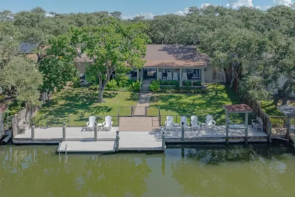 2001 Crescent Drive, Rockport, TX 78382