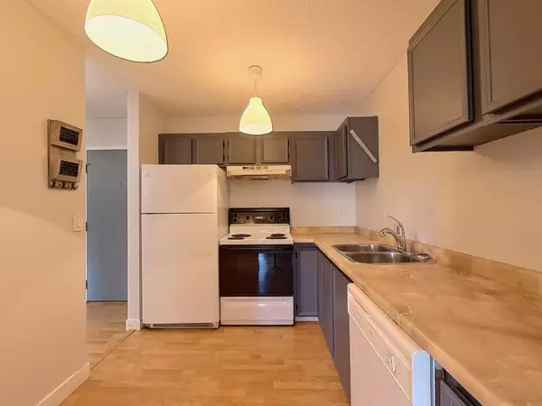 Calgary, AB T2T 4R7,1821 17A ST SW #202