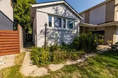 3 Yewfield CRES #Upper, Toronto C13, ON M3B 2Y4