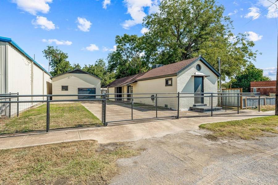 117 E Crockett Street, Gordon, TX 76453