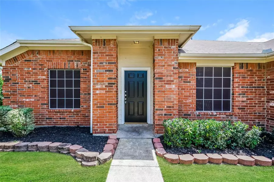 301 Sun Meadow Lane, Fort Worth, TX 76140