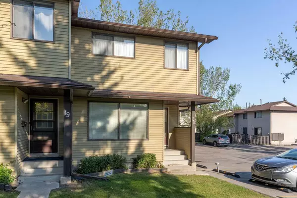 Calgary, AB T3K 2B2,380 Bermuda DR NW #20