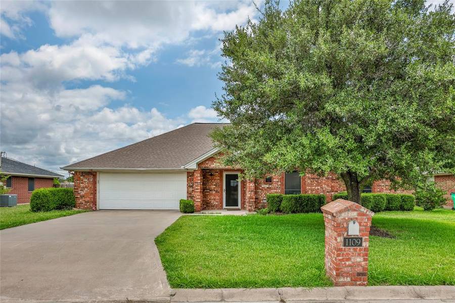 1109 W University Drive, Gainesville, TX 76240