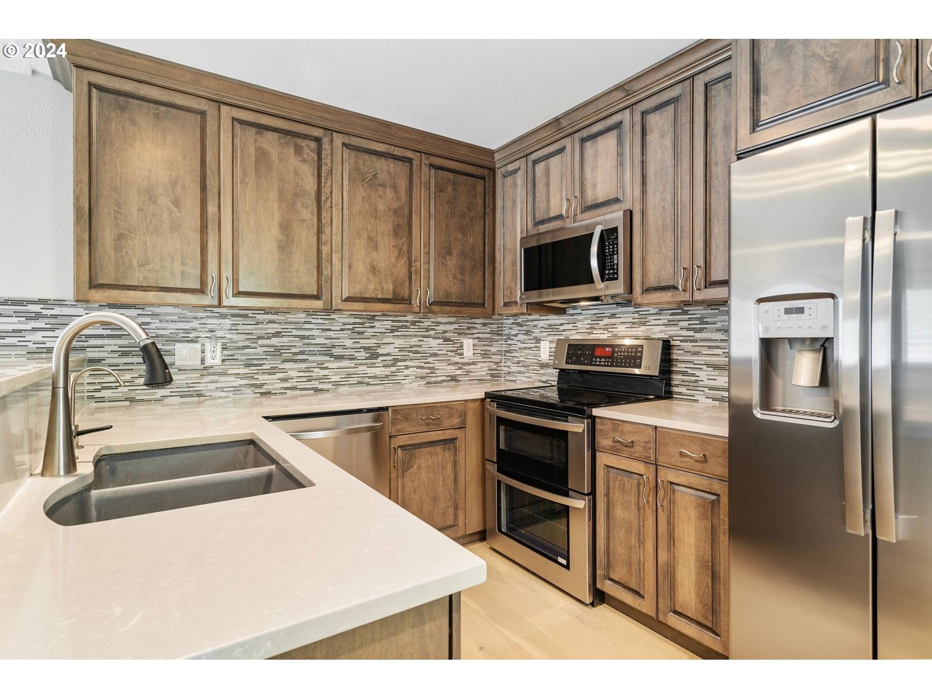 Lake Oswego, OR 97035,5225 JEAN RD #501