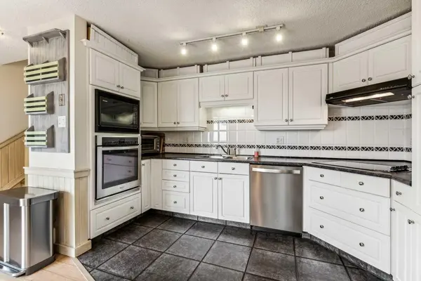 64 Woodacres CRES SW #21, Calgary, AB T2W 4V6