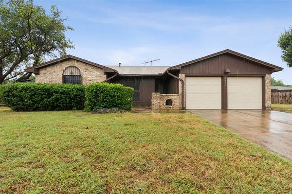 2313 Windsor Court, Bedford, TX 76022