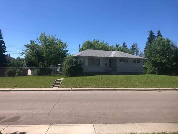 25 Rossmount RD Southwest, Calgary, AB T3C 2P4