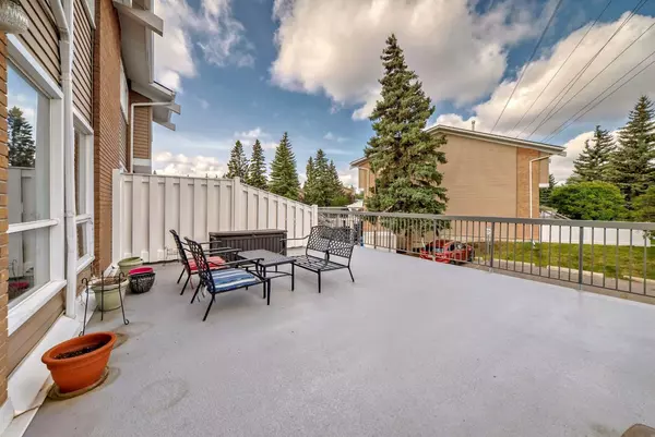 Calgary, AB T3B 4N9,116 Silver Crest DR NW #45