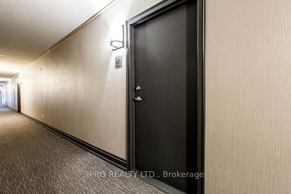 Mississauga, ON L5C 3Z5,1000 Cedarglen Gate #611