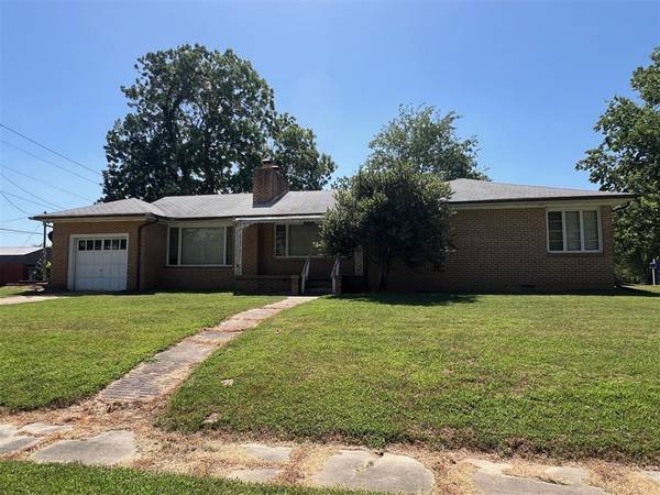 805 S Seminole Avenue, Weleetka, OK 74880