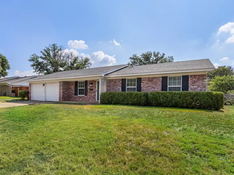 3845 Sagebrush Road, Benbrook, TX 76116