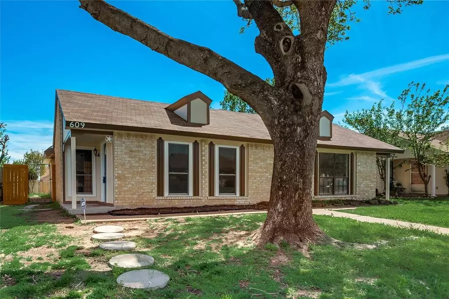 609 Stonehenge Drive, Grand Prairie, TX 75052