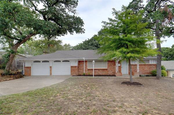 628 Woodcrest Drive, Hurst, TX 76053