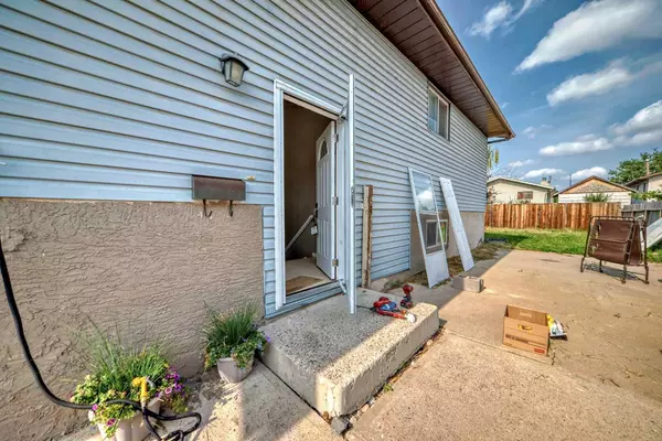 Calgary, AB T1Y 5X8,47 Whiteram Close NE