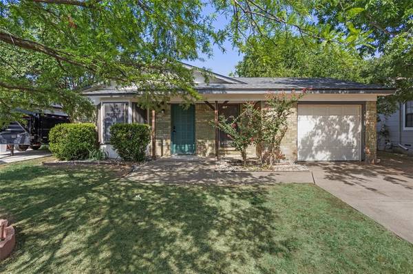 617 Hallvale Drive, White Settlement, TX 76108