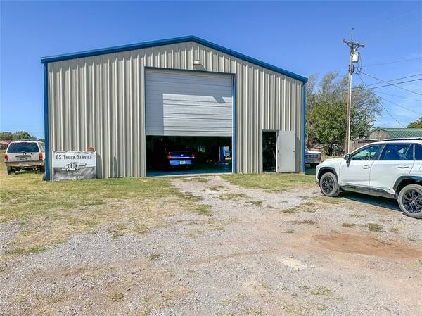 300 N 14th Street, Clinton, OK 73601