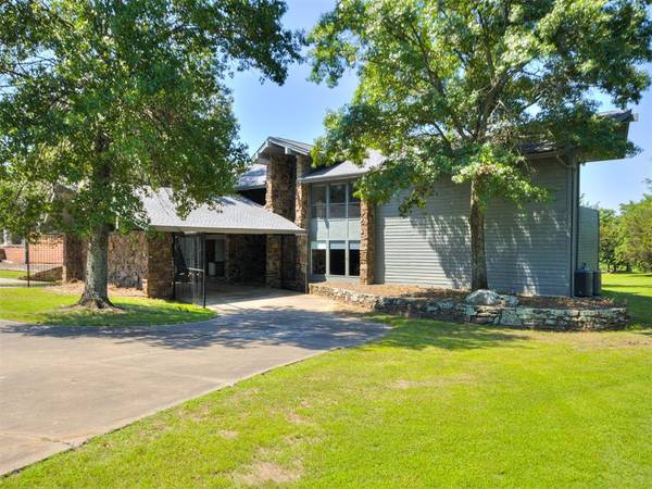 42 S Spinnaker Run, Stigler, OK 74462