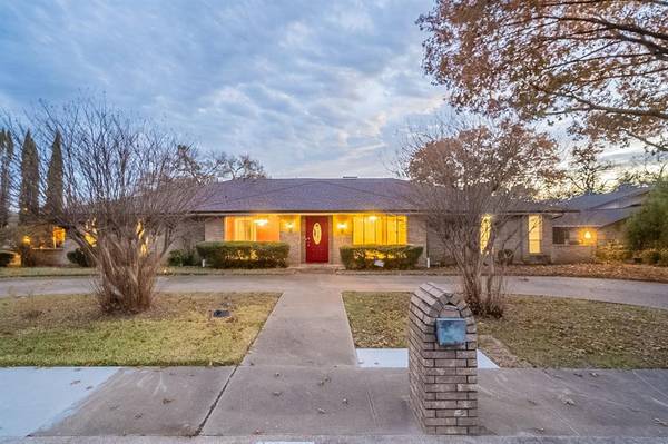 206 Clubbrook Circle, Desoto, TX 75115