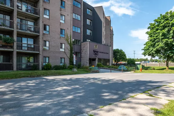 Kingston, ON K7M 7H5,17 Eldon Hall PL #614