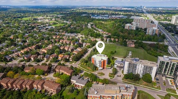 Oakville, ON L6H 2R5,1071 Queens AVE #104