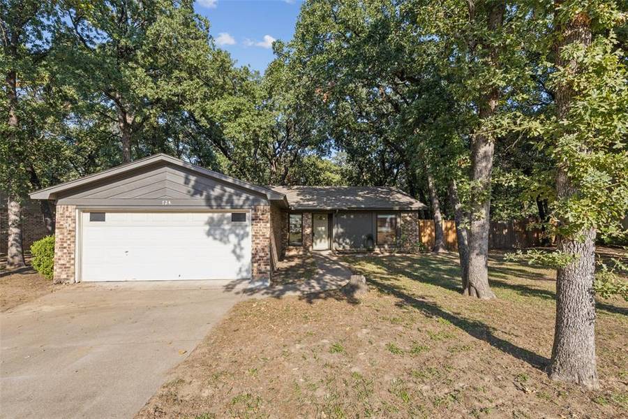 724 Lake Crest Parkway, Azle, TX 76020