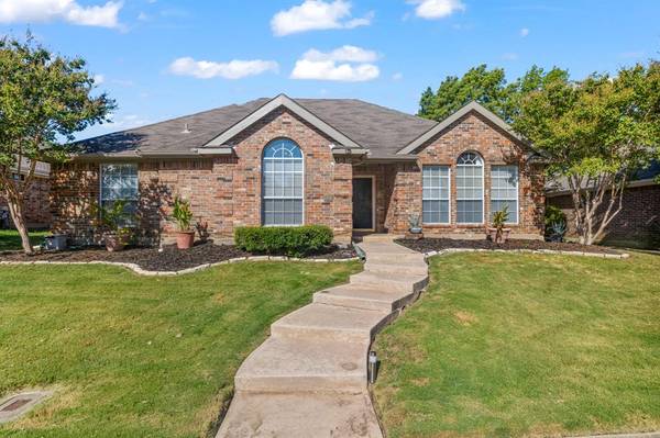 806 Boxwood Drive,  Lewisville,  TX 75067