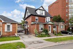 Oshawa, ON L1H 4A4,156 Centre ST S