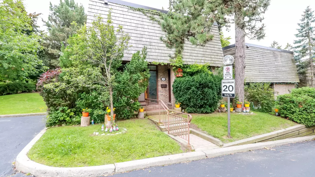 25 Redstone PATH, Toronto W08, ON M9C 1Y7