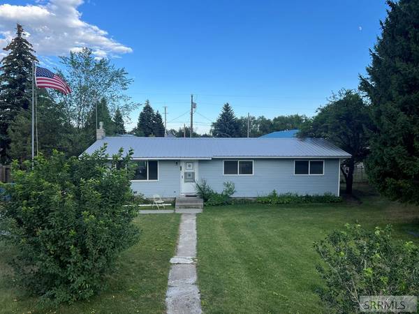 413 Capitol Avenue,  Mackay,  ID 83251