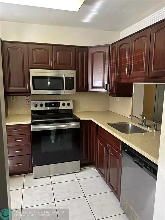 Oakland Park, FL 33312,3077 N Oakland forest Club  #104