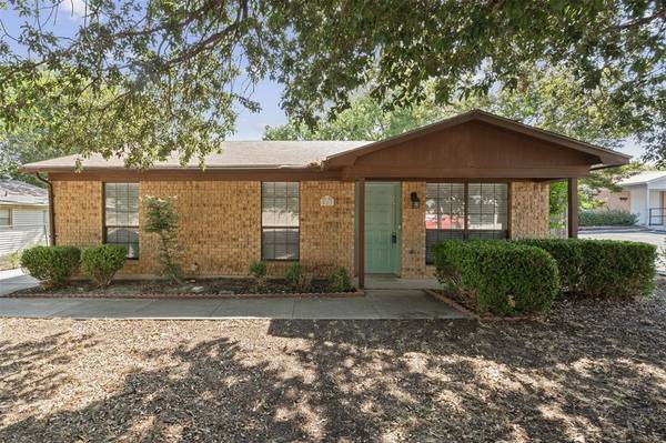 517 Pemberton Drive, White Settlement, TX 76108