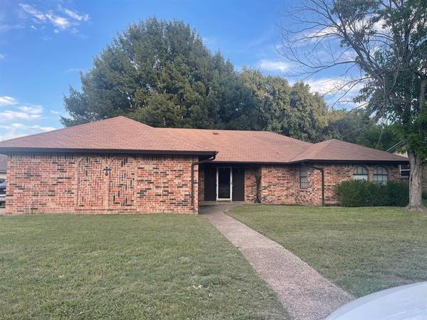 325 Suttonwood Drive, Fort Worth, TX 76108