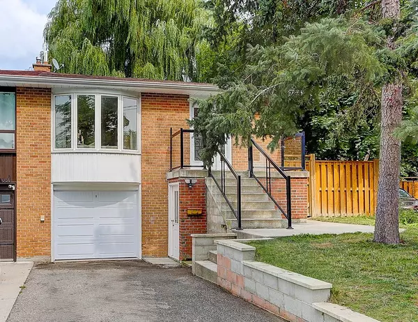 3381 Kelowna CT, Mississauga, ON L5C 2E5