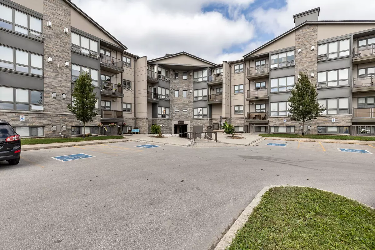 Middlesex, ON N5X 3T8,15 JACKSWAY CRES #415