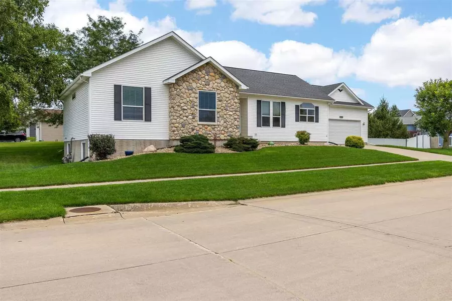 5810 Robinwood Ln, Marion, IA 52302