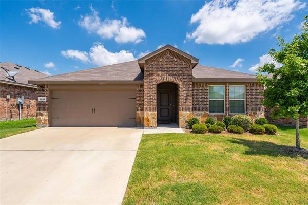 1933 Duskwood Drive,  Lancaster,  TX 75146