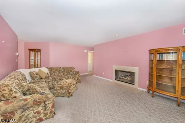 Woodland Park, NJ 07424,2 Parkside Ter #1B