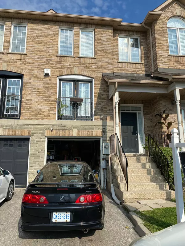 Vaughan, ON L4L 9M1,165 fieldstone DR E #3