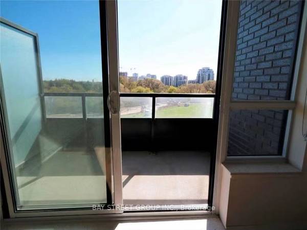 Markham, ON L3P 1N3,15 Water Walk DR #528