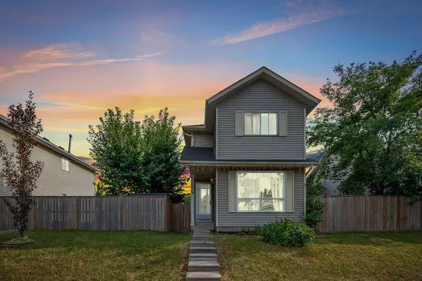 19 Appletree Close SE,  Calgary,  AB T2A 7J1