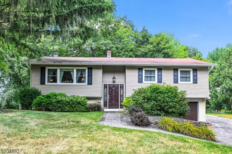 10 Foxhill Ln, Ringwood Boro, NJ 07456