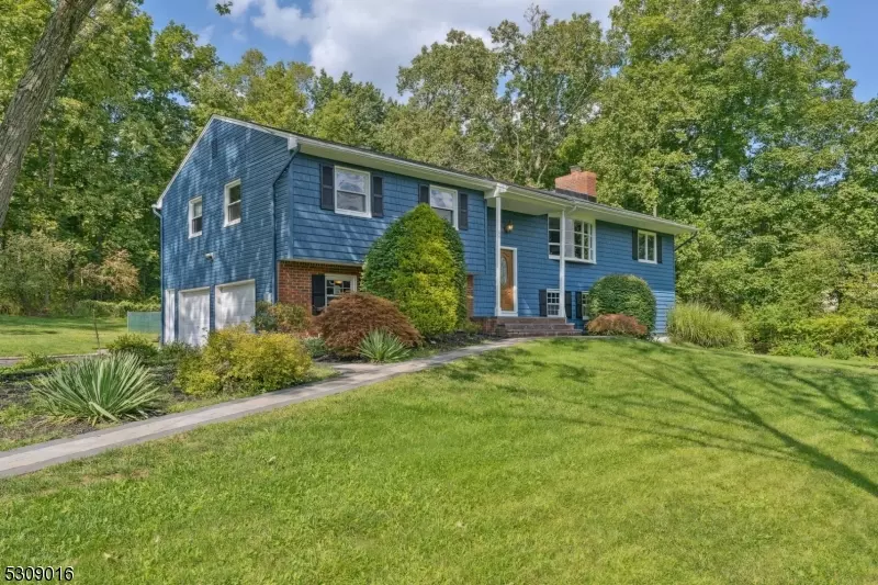 64 Clover Hill Rd, Long Hill Twp., NJ 07946