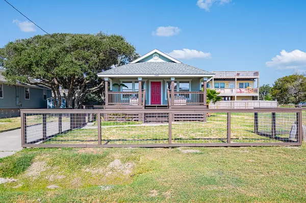 1323 S Live Oak St, Rockport, TX 78382