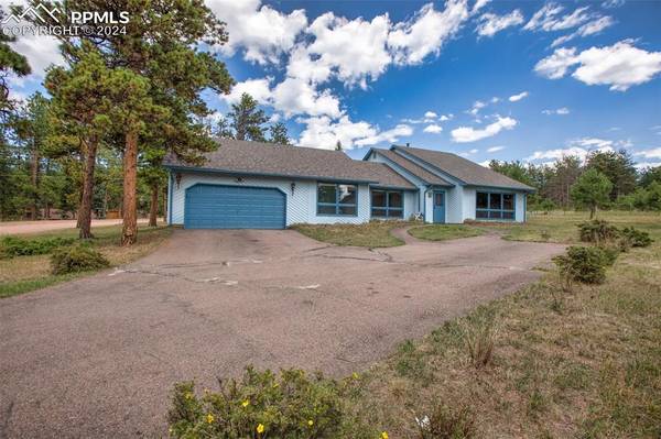 555 Sunnywood LN, Woodland Park, CO 80863