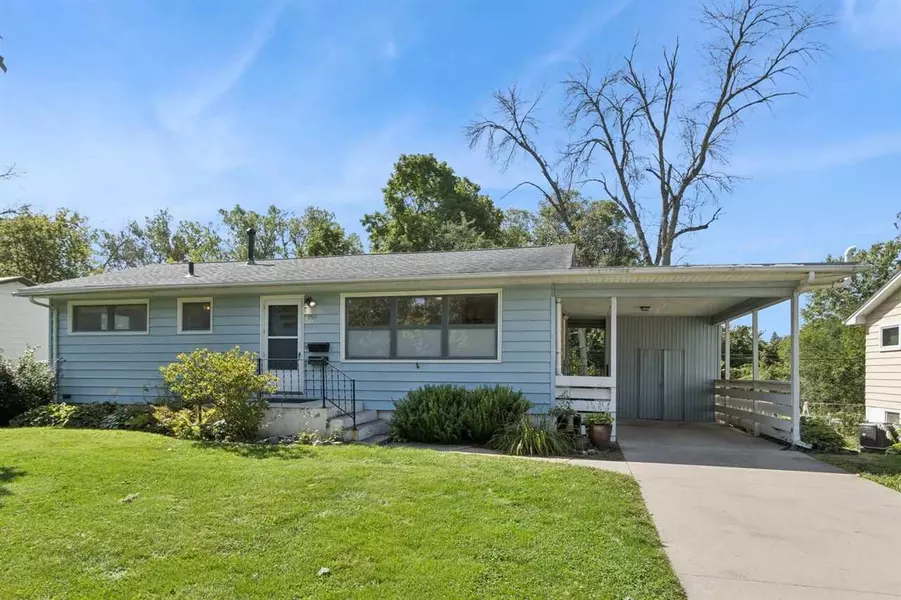 2517 Friendship St, Iowa City, IA 52245