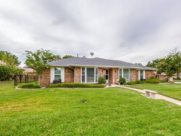 1000 Rosewood Drive, Desoto, TX 75115