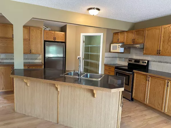 Calgary, AB T3K 5L8,10 Panamount Mews NW