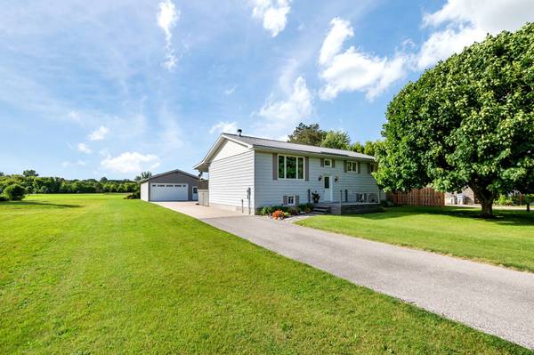 8288 Burwell RD E, Lambton Shores, ON N0M 1T0